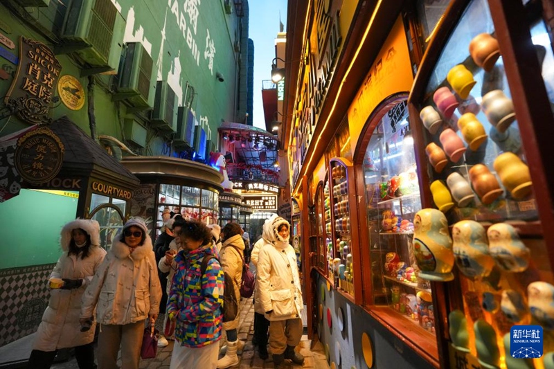 16일, 사람들이 하얼빈 중앙대가를 구경하고 있다.