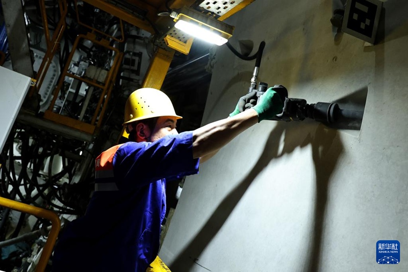 작업원이 ‘링항호’ 굴진기에서 조임 작업을 진행하고 있다. [12월 16일 촬영/사진 출처: 신화사]