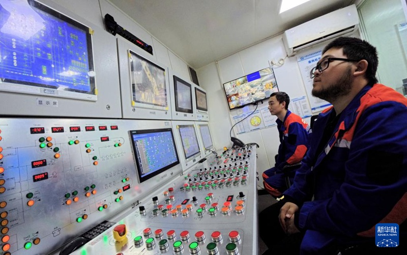 작업원이 ‘링항호’ 굴진기 조종실에서 굴진기 운행 데이터를 모니터링하고 있다. [12월 16일 촬영/사진 출처: 신화사]