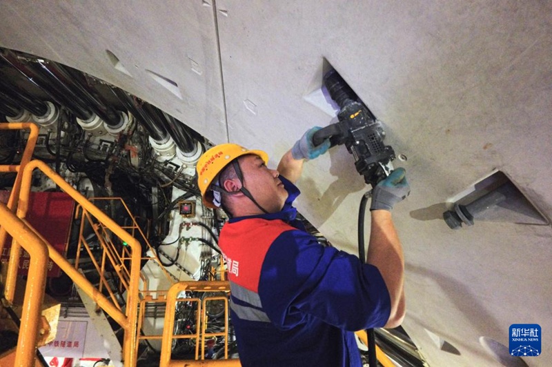 작업원이 ‘링항호’ 굴진기에서 조임 작업을 진행하고 있다. [12월 16일 촬영/사진 출처: 신화사]