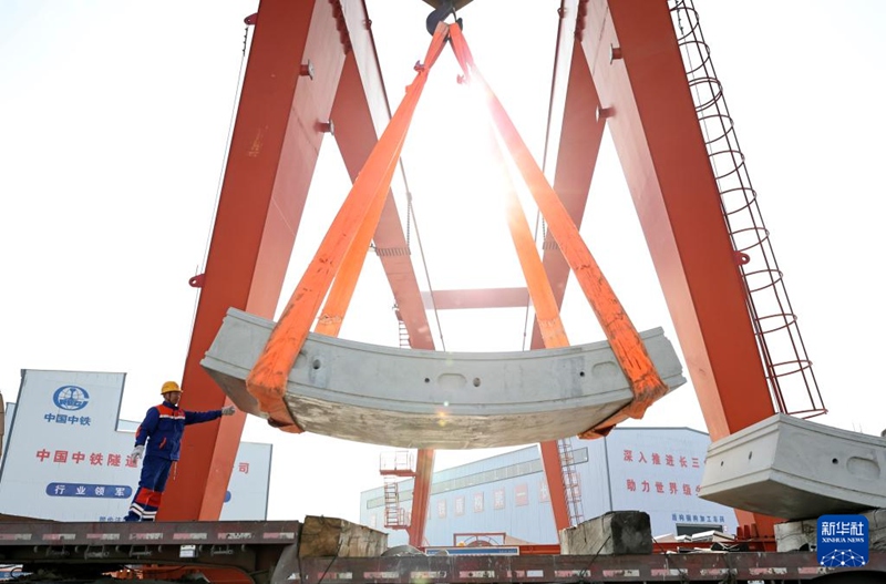 충타이 창장터널 공사 현장에서 크레인이 터널 세그먼트 현수 작업을 진행하고 있다. [12월 16일 촬영/사진 출처: 신화사]