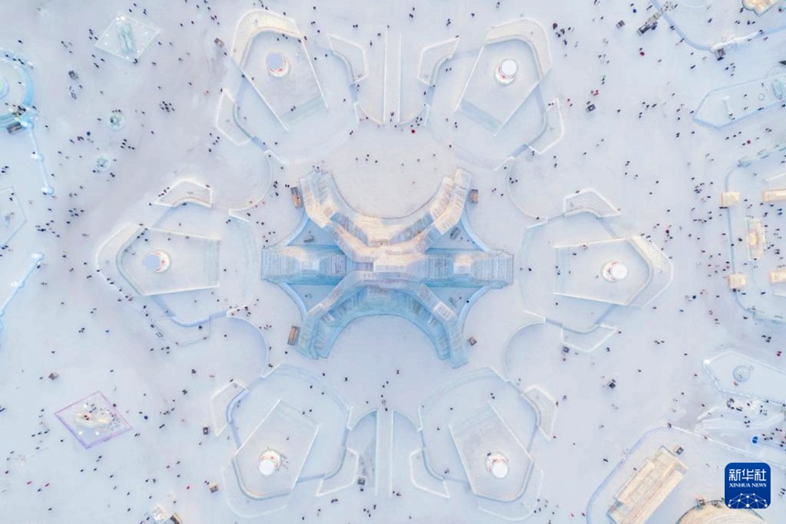 하얼빈 빙설대세계 행사장에서 즐거운 시간을 보내는 관광객들 [12월 17일 드론 촬영/사진 출처: 신화사]