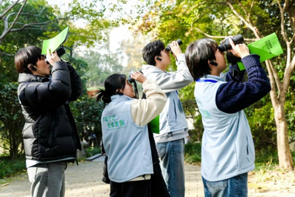 청년들이 창광시 국가습지공원에서 생물다양성 연구를 진행하고 있다.