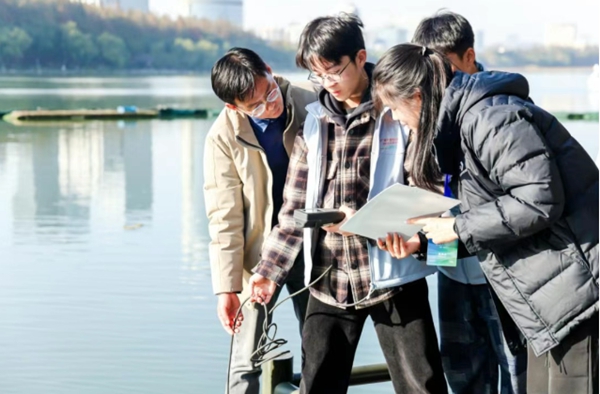 청년들이 쉬안우호에서 ‘호수 수질 정화’ 자원봉사 활동을 진행하고 있다.