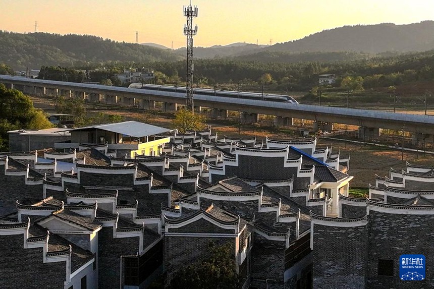 고속열차가 천저우시 융싱현 반량 고촌 옆을 지난다. [11월 25일 드론 촬영/사진 출처: 신화사]