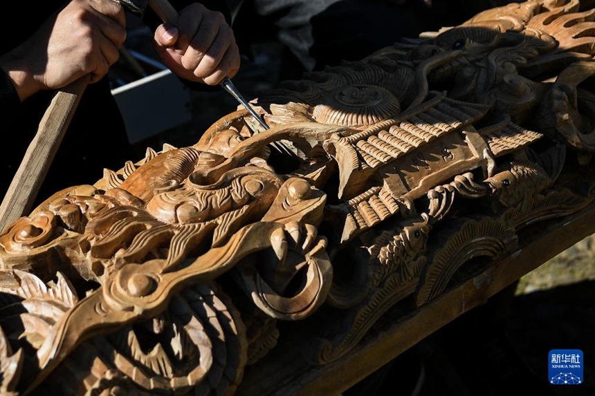 작업 중인 목조. 루청 목조는 후난 성급 비물질문화유산이며, 전통 사당 영조 기예의 중요한 부분이다. [11월 24일 촬영/사진 출처: 신화사]