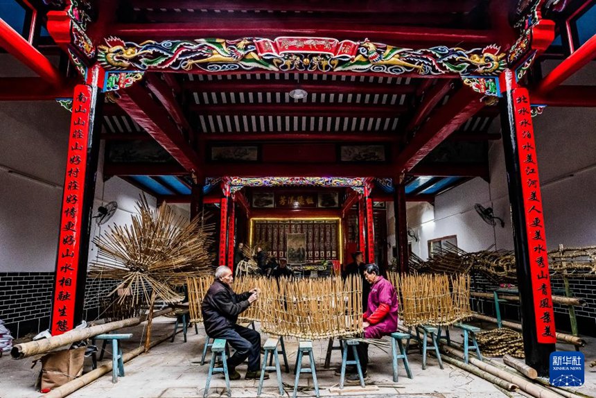 루청현 누안수이(暖水)진 베이수이(北水)촌 사당에서 샹훠룽을 제작 중이다. [사진 촬영: 장차이청(蔣才成)]