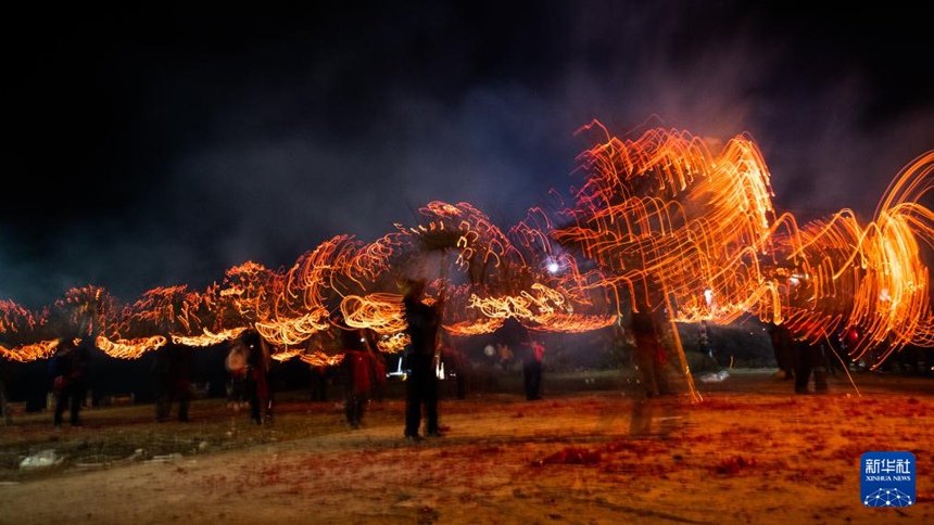 불에 타고 있는 샹훠룽 [사진 촬영: 저우슈위춘(周秀魚春)]