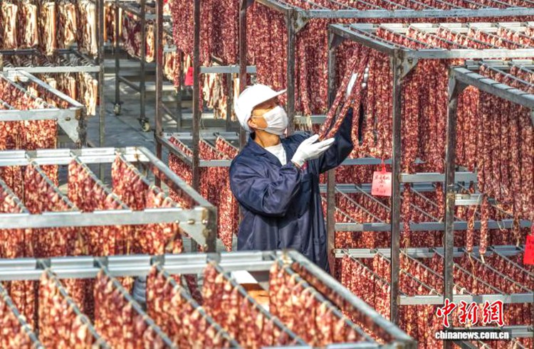 직원이 라러우, 소시지 등 제품을 햇살에 말리고 있다. [12월 9일 촬영/사진 촬영: 스야레이]