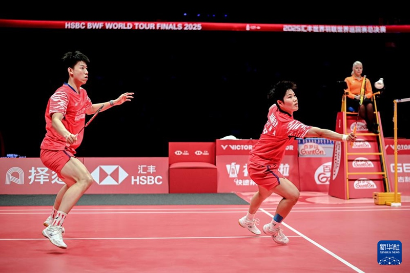 펑옌저/황둥핑(우)이 혼합 복식 결승 경기 중인 모습 [12월 21일 촬영/사진 출처: 신화사]