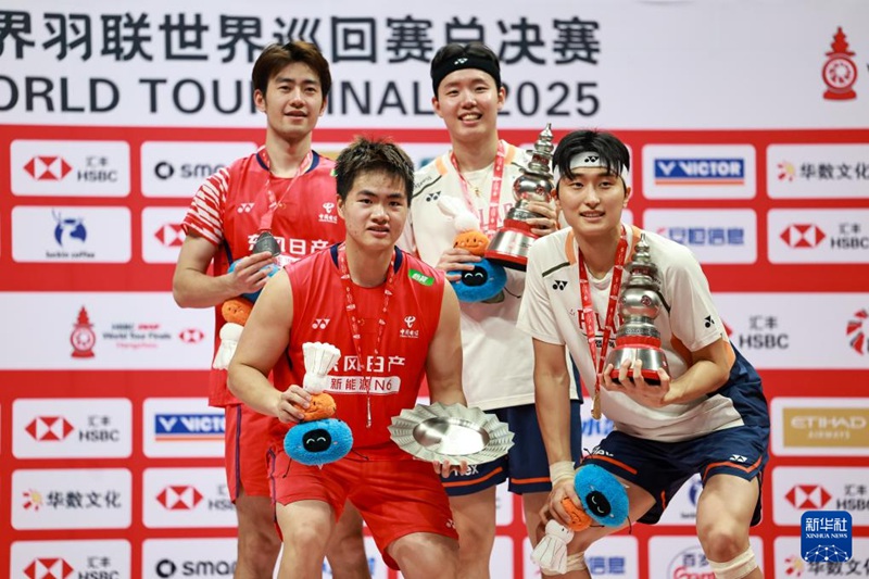 우승을 차지한 한국 김원호(오른쪽 아래)/서승재(오른쪽 위) 팀과 준우승을 차지한 중국 량웨이컹(梁偉鏗·왼쪽 위)/왕창(王昶) 팀이 시상식에서 함께 사진을 찍고 있다.