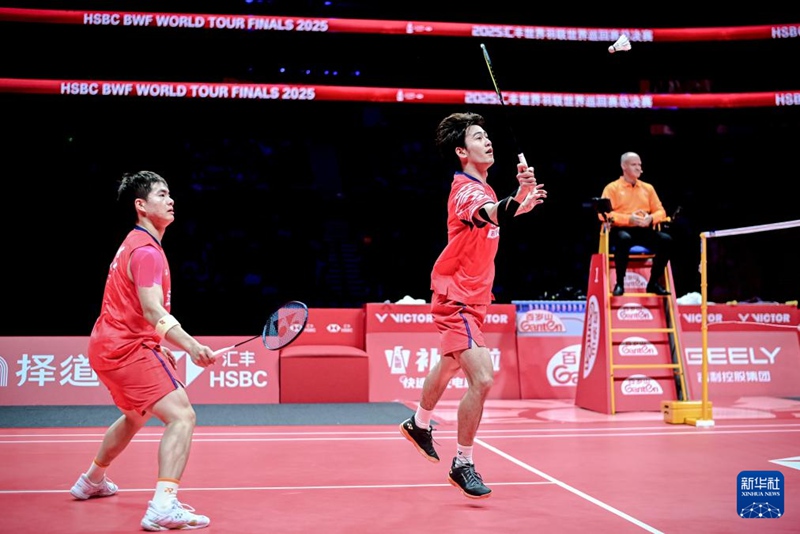 량웨이컹/왕창 팀이 남자 복식 결승 경기 중인 모습 [12월 21일 촬영/사진 출처: 신화사]