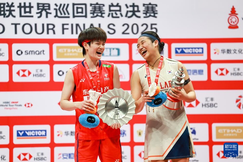 준우승을 차지한 왕즈이(王祉怡·좌) 중국 선수와 우승을 차지한 안세영 한국 선수가 여자 단식 시상식에서 사진을 찍고 있다. [12월 21일 촬영/사진 출처: 신화사]