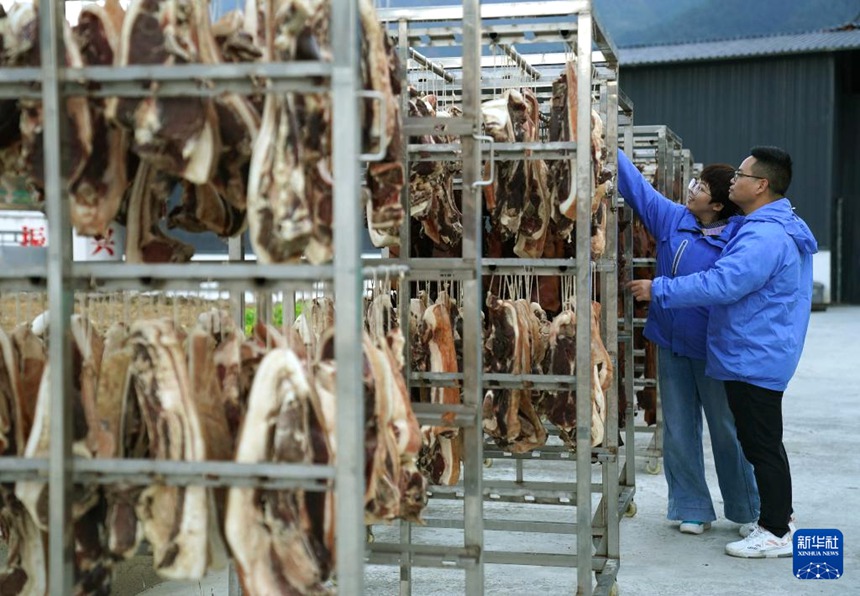 무춘 항주가공기지에서 루단과 쩌우링리가 말린 돼지고기 제품을 살펴본다. [12월 3일 촬영/사진 출처: 신화사]