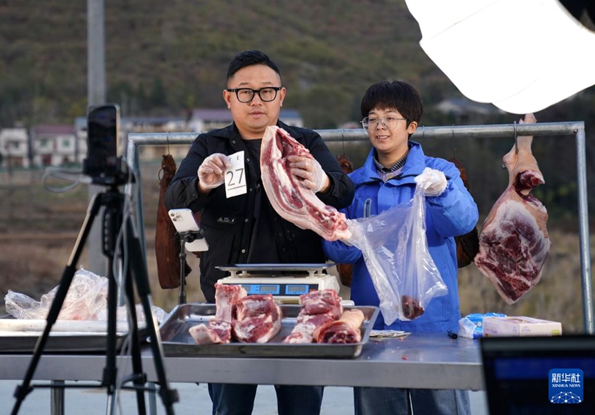 쩌우링리와 온라인 쇼호스트가 방송으로 상품을 판매한다. [12월 3일 촬영/사진 출처: 신화사]