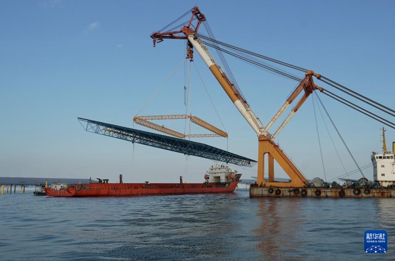 허베이성 창리현 해역 해상 태양광 발전소 시범 프로젝트 건설이 진행 중이다. [12월 24일 촬영/사진 출처: 신화사]