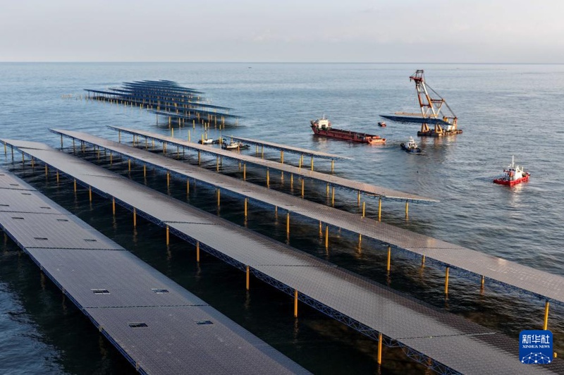 허베이성 창리현 해역 해상 태양광 발전소 시범 프로젝트 건설이 진행 중이다. [12월 24일 드론 촬영/사진 출처: 신화사]