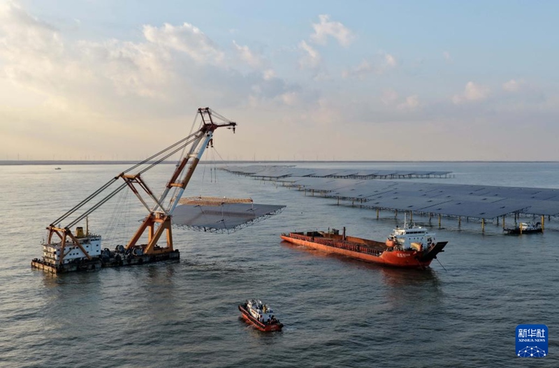 허베이성 창리현 해역 해상 태양광 발전소 시범 프로젝트 건설이 진행 중이다. [12월 24일 드론 촬영/사진 출처: 신화사]