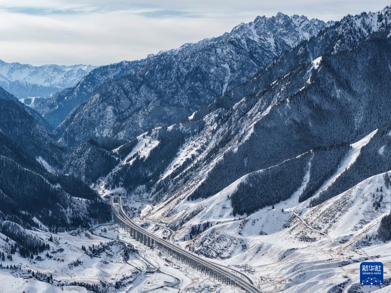 우루무치-위리 고속도로 첸샤(前峽) 1호 터널 및 인근 도로 구간 [12일 20일 드론으로 촬영]