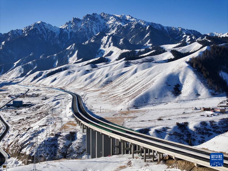 우루무치-위리 고속도로 [12일 23일 드론으로 촬영]