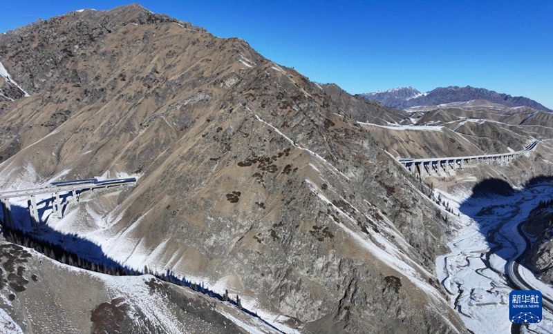 우루무치-위리 고속도로 [12일 23일 드론으로 촬영]