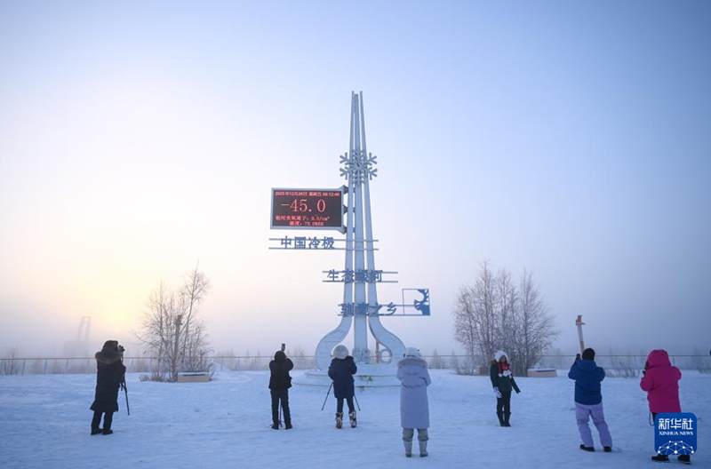 지난 26일, 관광객 및 숏폼 플랫폼 진행자가 네이멍구자치구 건허시 렁지광장에서 생방송을 진행하고 있다.