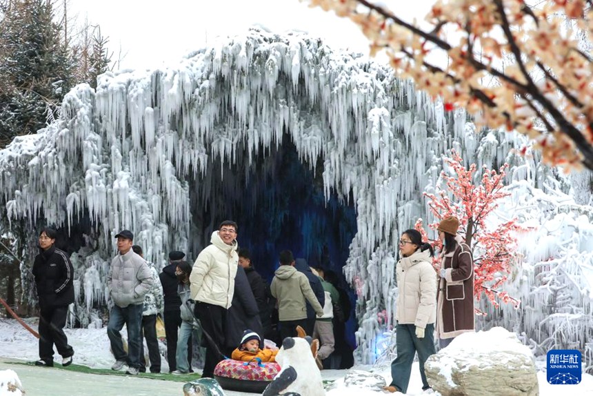 간쑤(甘肅)성 린샤(臨夏) 후이족자치주 허정(和政)현 파타이산(法臺山)관광지에서 관광객들이 풍경을 둘러보고 있다. [1월 2일 촬영/사진 출처: 신화사]