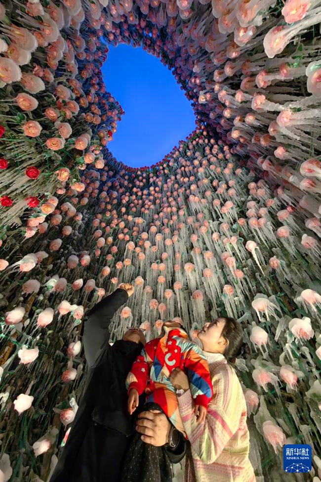 간쑤성 허정현 파타이산관광지의 ‘아이스 하트 폭포’ 경관에서 관광객들이 즐거운 시간을 보내고 있다. [1월 2일 촬영/사진 출처: 신화사]