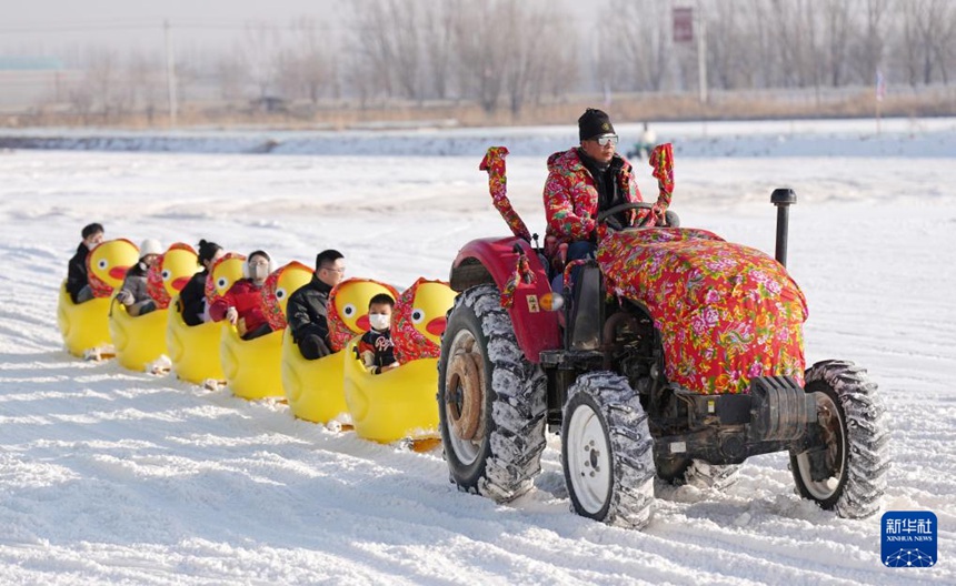 닝샤후이족자치구 인촨시 허란(賀蘭)현 빙설 유원지에서 관광객들이 눈썰매 등 겨울 놀이를 체험하고 있다. [1월 3일 촬영/사진 출처: 신화사]