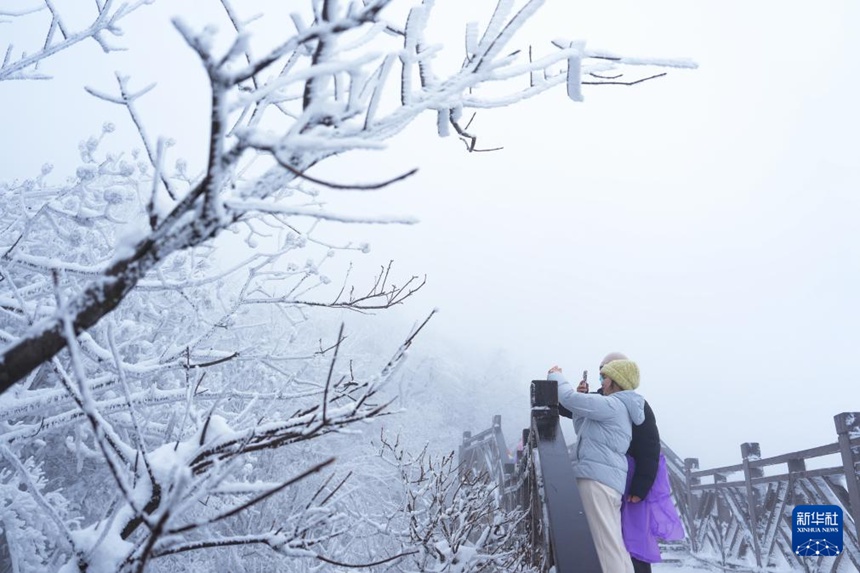 후난(湖南)성 장자제(張家界)시 톈먼산(天門山)관광지에서 방문객들이 관광을 즐기고 있다. [1월 3일 촬영/사진 출처: 신화사]