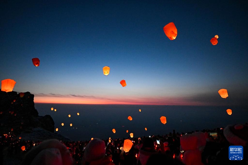 닝샤(寧夏)후이족(回族, 회족)자치구 인촨(銀川)시 허란산(賀蘭山) 군중커우(滾鐘口)관광지 비자펑(筆架峰)에서 사람들이 전자 공명등(孔明燈: 풍등)을 날리고 있다. [1월 1일 촬영/사진 출처: 신화사]