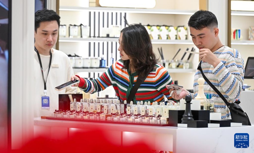 중국면세품그룹 하이커우 르웨광창 면세점에서 관광객들이 면세품을 고르고 있다. [1월 1일 촬영/사진 출처: 신화사]