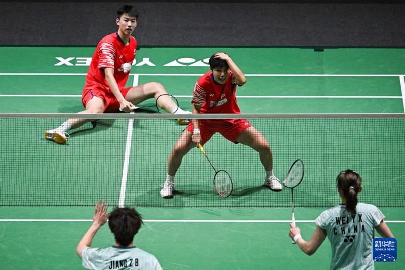 펑옌저(왼쪽 위)/황둥핑(오른쪽 위)이 경기 중인 모습 [1월 11일 촬영/사진 출처: 신화사]