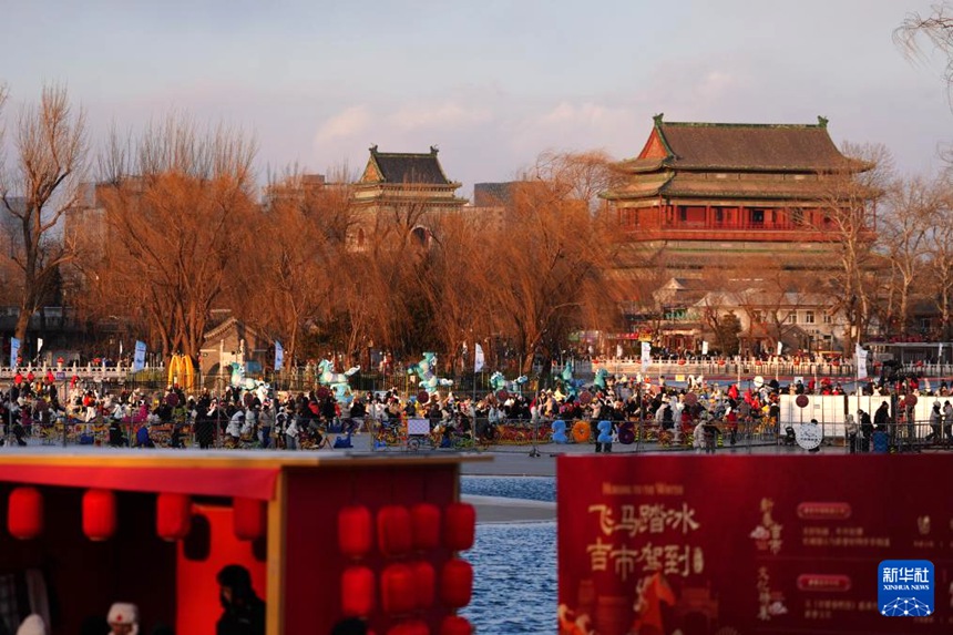 관광객들이 스차하이 첸하이 스케이트장에서 즐거운 시간을 보내고 있다. [1월 10일 촬영/사진 출처: 신화사]