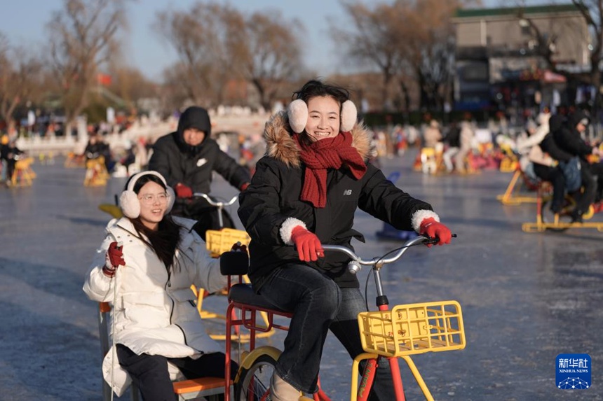 관광객들이 스차하이 첸하이 스케이트장에서 즐거운 시간을 보내고 있다. [1월 10일 촬영/사진 출처: 신화사]