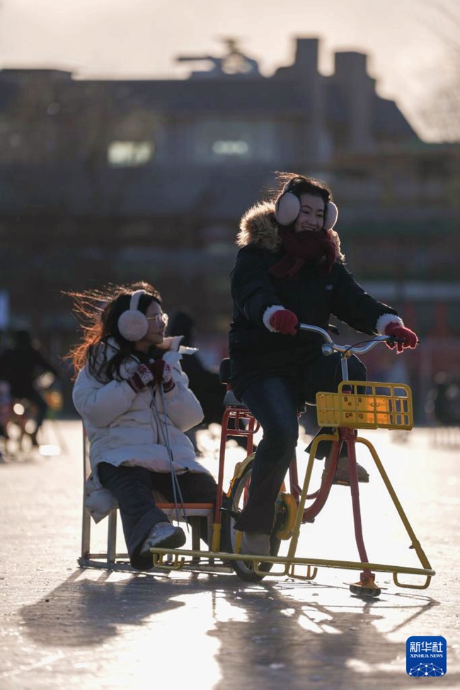 관광객들이 스차하이 첸하이 스케이트장에서 즐거운 시간을 보내고 있다. [1월 10일 촬영/사진 출처: 신화사]