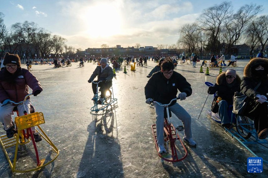 관광객들이 스차하이 첸하이 스케이트장에서 즐거운 시간을 보내고 있다. [1월 10일 촬영/사진 출처: 신화사]