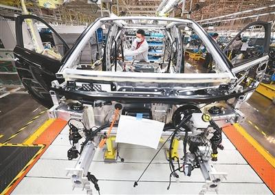 허베이(河北)성 스자좡(石家莊)시 소재 한 신에너지 자동차 회사의 완성차 조립 공장에서 작업자들이 신에너지차를 조립하고 있다. [사진 출처: 신화사/촬영: 량쯔둥(梁子棟)]