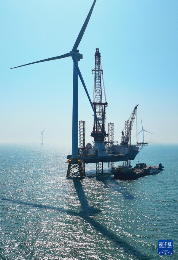 조립 작업이 완료된 20MW 해상 풍력 발전기 세트 모습 [1월 13일 드론 촬영/사진 출처: 신화사]