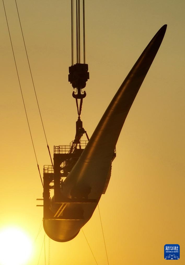 20MW 해상 풍력 발전기의 세 번째 블레이드 조립 작업이 진행되고 있다. [1월 13일 드론 촬영/사진 출처: 신화사]