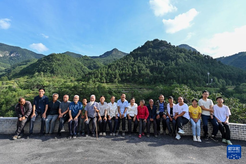 산시성 핑순현 황야거우촌에서 친하이쑹을 돌보는 마을 주민들과 친하이쑹이 단체 사진을 찍고 있다. [2025년 8월 27일 촬영/사진 출처: 신화사]