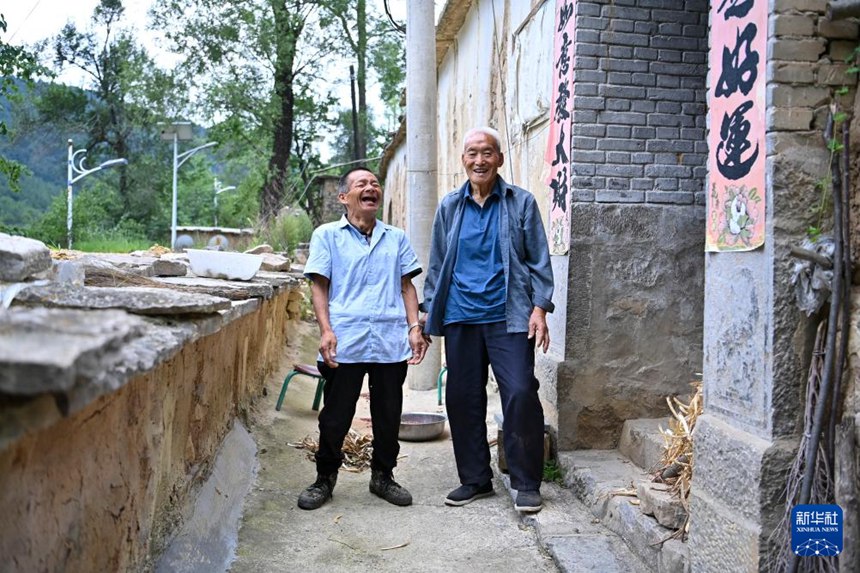 전 황야거우촌 당지부 서기 쌍춘위와 친하이쑹이 포즈를 취하고 있다. [2025년 8월 27일 촬영/사진 출처: 신화사]