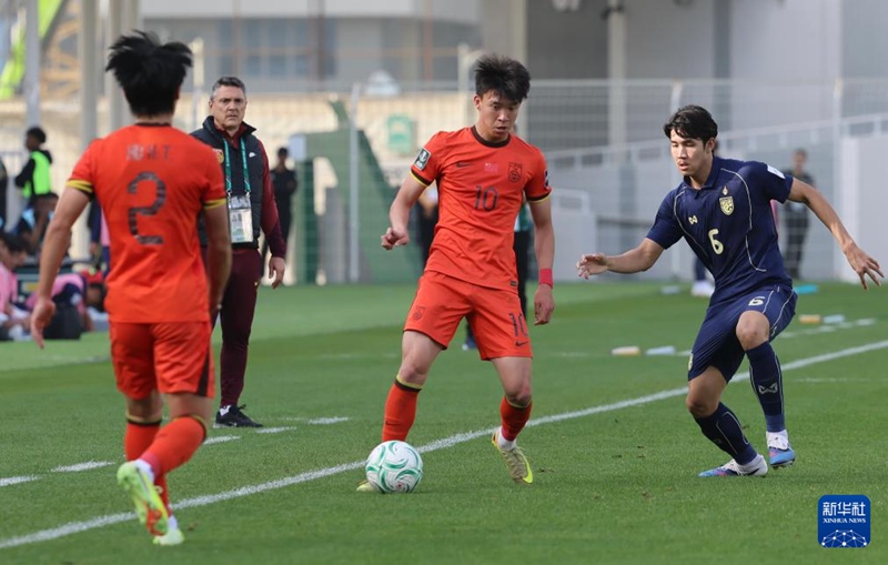 중국팀 왕위둥(王鈺棟·오른쪽 두 번째) 선수가 경기 중인 모습 [1월 14일 촬영/사진 출처: 신화사]