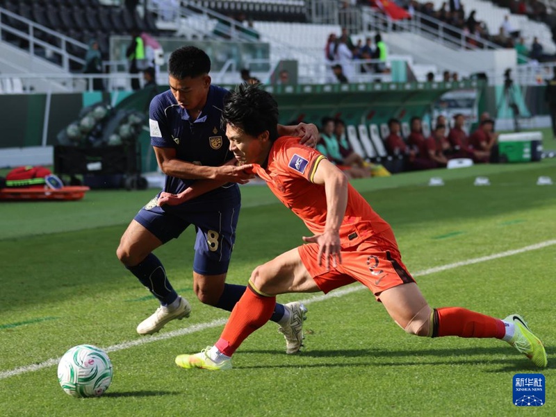 중국팀 후허타오(우) 선수가 경기 중인 모습 [1월 14일 촬영/사진 출처: 신화사]