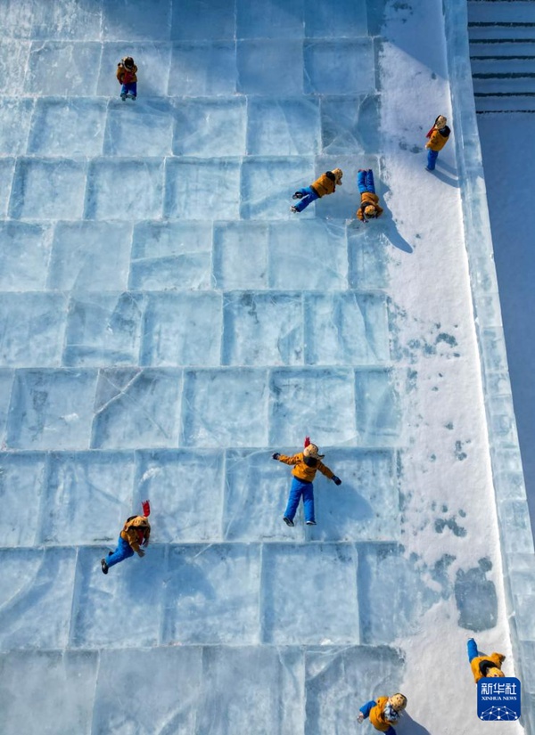 광시 ‘작은 사탕귤’ 학습단이 얼음 미끄럼틀을 타고 있다. [1월 14일 촬영/사진 출처: 신화사]