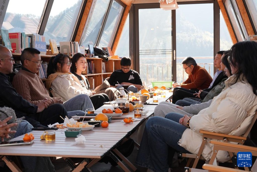 석회 가마를 개조한 ‘가마 서재’에서 사람들이 문화 살롱에 참여하고 있다. [1월 14일 촬영/사진 출처: 신화사]