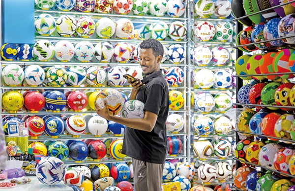 2025년 9월 4일, 전 세계 각지에서 온 외국 바이어들이 이우국제무역마켓에서 다양한 스포츠용품을 구매하고 있다. [사진 출처: 금화일보(金華日報)]