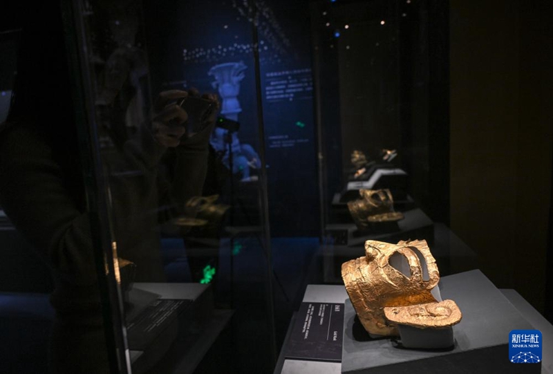 관객이 금가면을 관람하고 있다. [1월 18일 촬영/사진 출처: 신화사]