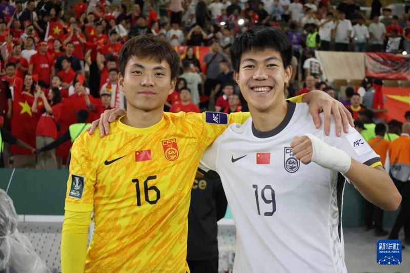 중국 팀 선수들이 경기 후 승리를 기뻐하고 있다. [1월 20일 촬영/사진 출처: 신화사]