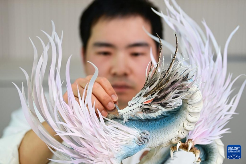 장보 씨가 설탕공예 작품 ‘산해경응용’(山海經應龍)을 작업 중이다. [1월 13일 촬영/사진 출처: 신화사]